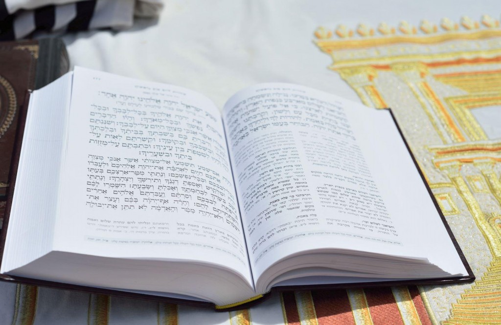 האם מותר לקרוא שניים מקרא ואחד תרגום בלילה?