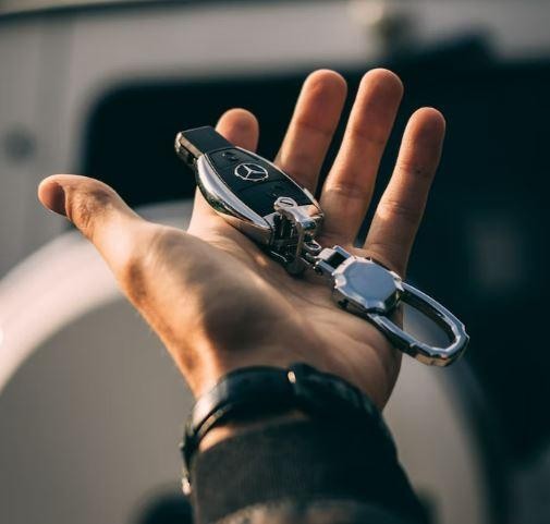 האם מותר לצאת עם צרור מפתחות של שלט מפתח לרכב ומפתח לבית בשבת?