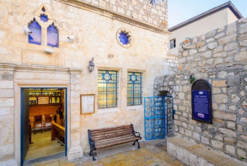 האם יש מניעה להתפלל כשגוי נכנס לבית הכנסת? הרב אושרי אזולאי