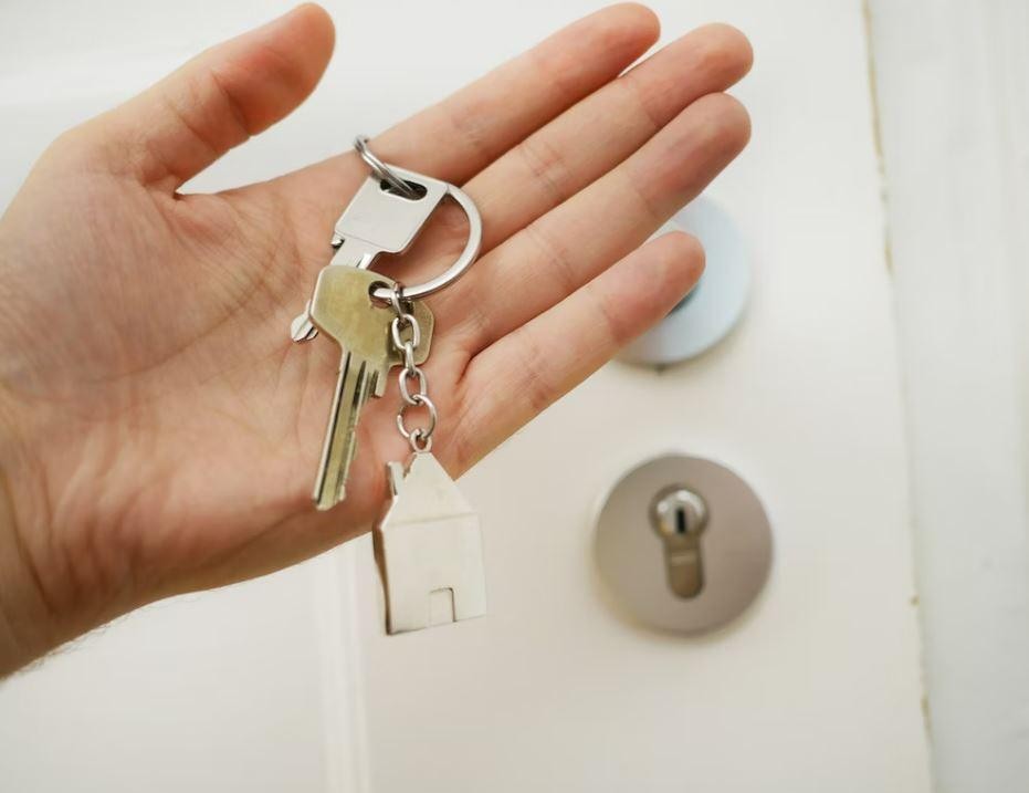 האם מותר לטלטל בשבת בכיס צרור מפתחות שיש בו גם מפתח של רכב וגם מפתח של הבית?
