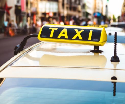 האם מותר לאשה לנסוע עם נהג מונית בלילה או שיש בזה יחוד? הרב אושרי אזולאי