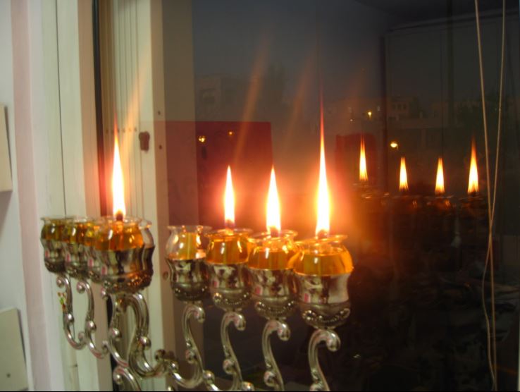 מנהג הדלקת נרות בבית הכנסת